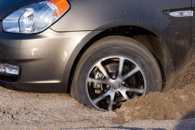 Bánh xe bị sụt xuống hố phải xử lý thế nào?