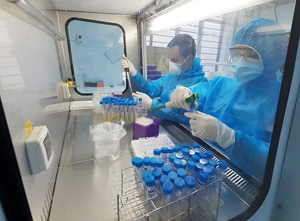 CDC Đà Nẵng xét nghiệm xác định các ca dương tính với virus SARS-CoV-2