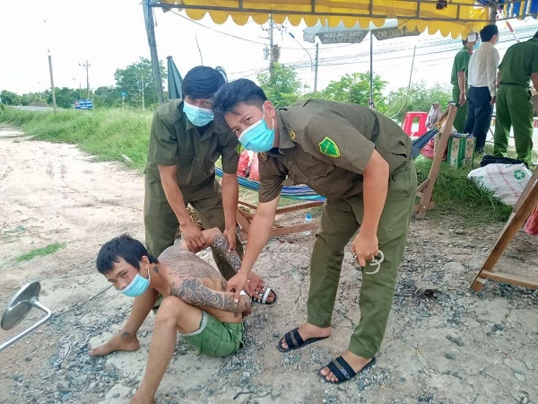 Đối tượng Phủ bị lực lượng chức năng năng khống chế và con dao được thu giữ tại hiện trường.