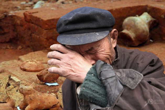 Ông lão hốt hoảng gọi cho cảnh sát, báo cáo mộ tổ tiên nhà mình đã bị cướp phá - Đội khảo cổ ngạc nhiên: Tổ tiên của ông là ai?