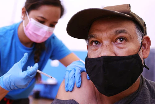 Y tá tiêm vaccine cho người dân tại điểm tiêm chủng ở Wilmington, California hôm 29/7. Ảnh: Getty Images