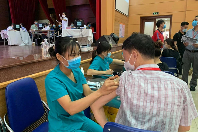 Đến nay, Việt Nam đã tiếp nhận tổng cộng 8.716.290 liều sau 15 đợt giao vaccine. Ảnh: VGP/Hiền Minh