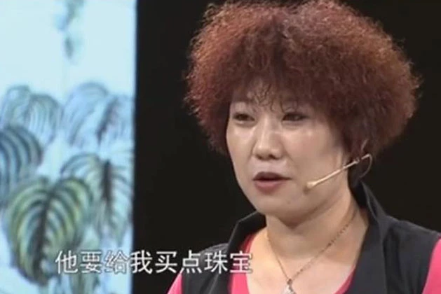 Quá tức giận vì chồng dồn hết tiền đi mua tranh, người phụ nữ đã mang tới chương trình nhờ kiểm định. (Ảnh: Baidu)