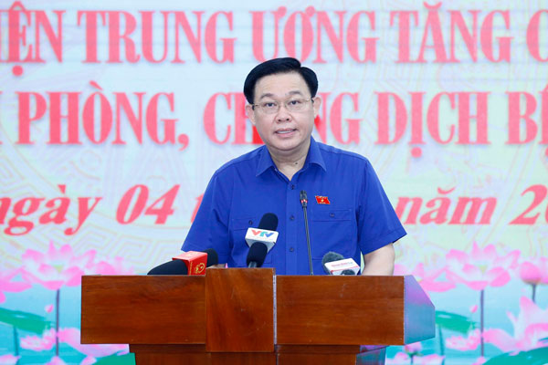 Chủ tịch Quốc hội: Hình ảnh y bác sĩ nơi tâm dịch điển hình cho "lương y như từ mẫu"