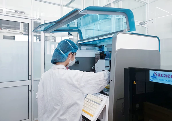 Khoa Vi sinh, Bệnh viện Đà Nẵng đã trang bị đầy đủ máy Realtime-PCR, tủ an toàn sinh học cấp II, nồi hấp tiệt trùng… và các hóa chất, sinh phẩm cần thiết...