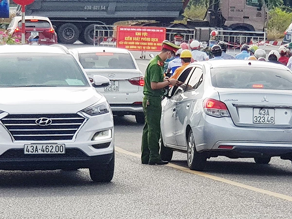 Lực lượng chức năng kiểm tra Giấy đi đường trong thời gian thực hiện giãn cách xã hội toàn TP theo Chỉ thị 05/CT-UBND của Chủ tịch UBND TP Đà Nẵng