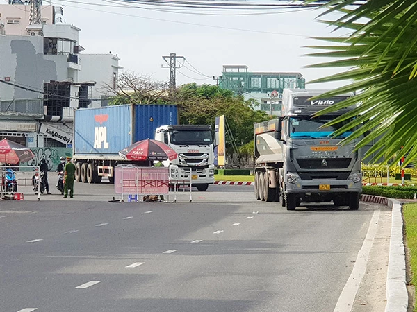 Từ ngày 5/8, TP Đà Nẵng cho phép xe sơmi rơmoóc, xe kéo rơmoóc tạm thời lưu thông 24/24h trên trục đường Ngô Quyền – Ngũ Hành Sơn 