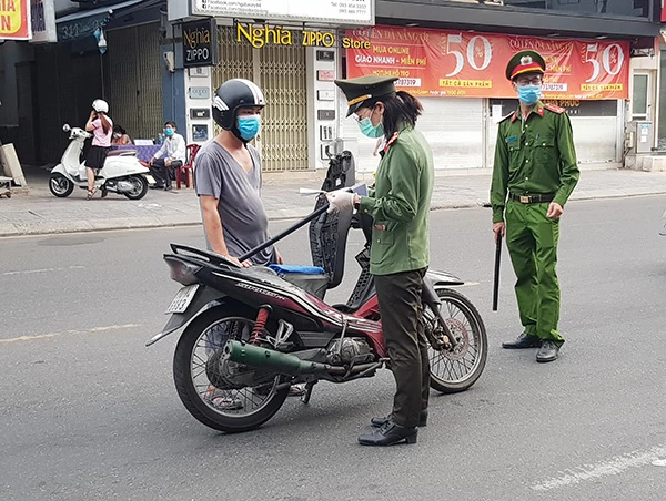 Lực lượng chức năng TP Đà Nẵng kiểm tra Giấy đi đường trong thời gian giãn cách xã hội toàn TP