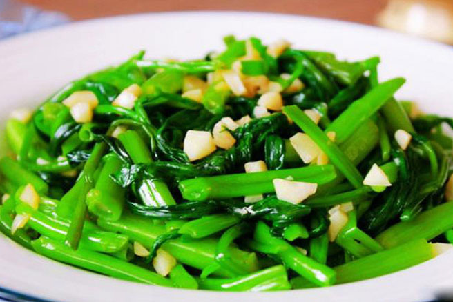 Trước khi xào rau muống, thêm bước ngâm với nước này đảm bảo rau xanh mướt