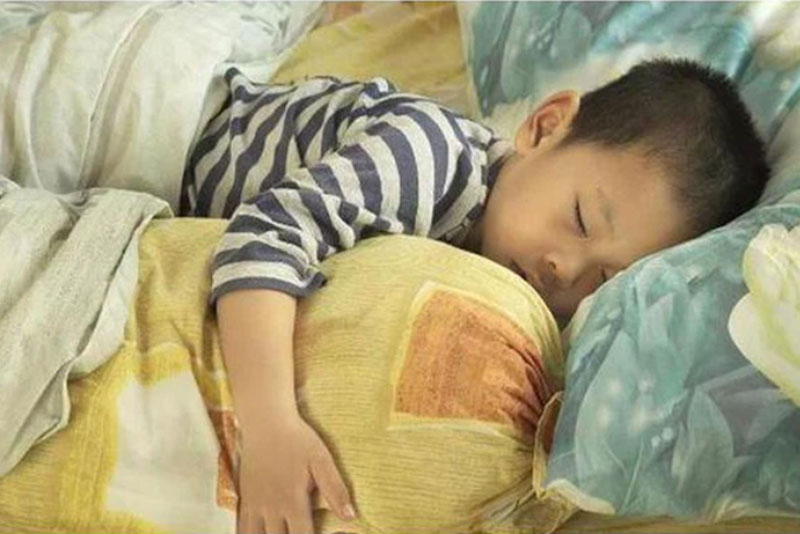 Thói quen đi ngủ này chính là thủ phạm làm con thấp còi so với bạn đồng trang lứa, phụ huynh nên chú ý thay đổi