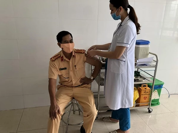 Chiến sĩ công an ở Quảng Ninh tiêm vaccine Sinopharm.