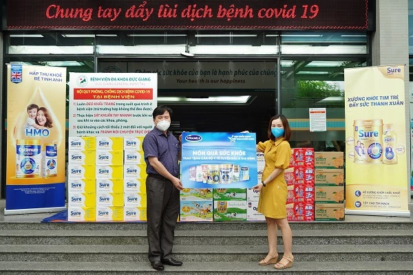 Đại diện Bệnh viện Đa khoa Đức Giang (Tp. Hà Nội) nhận “món quà sức khỏe” từ Vinamilk.