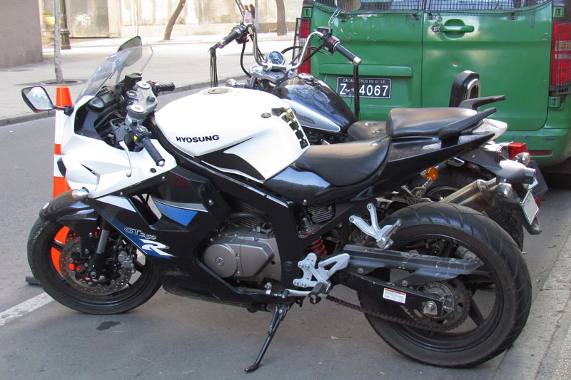 6. Hyosung GT250.