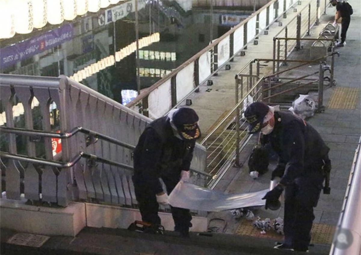Cảnh sát Nhật Bản khám nghiệm hiện trường. Ảnh: Sankei News