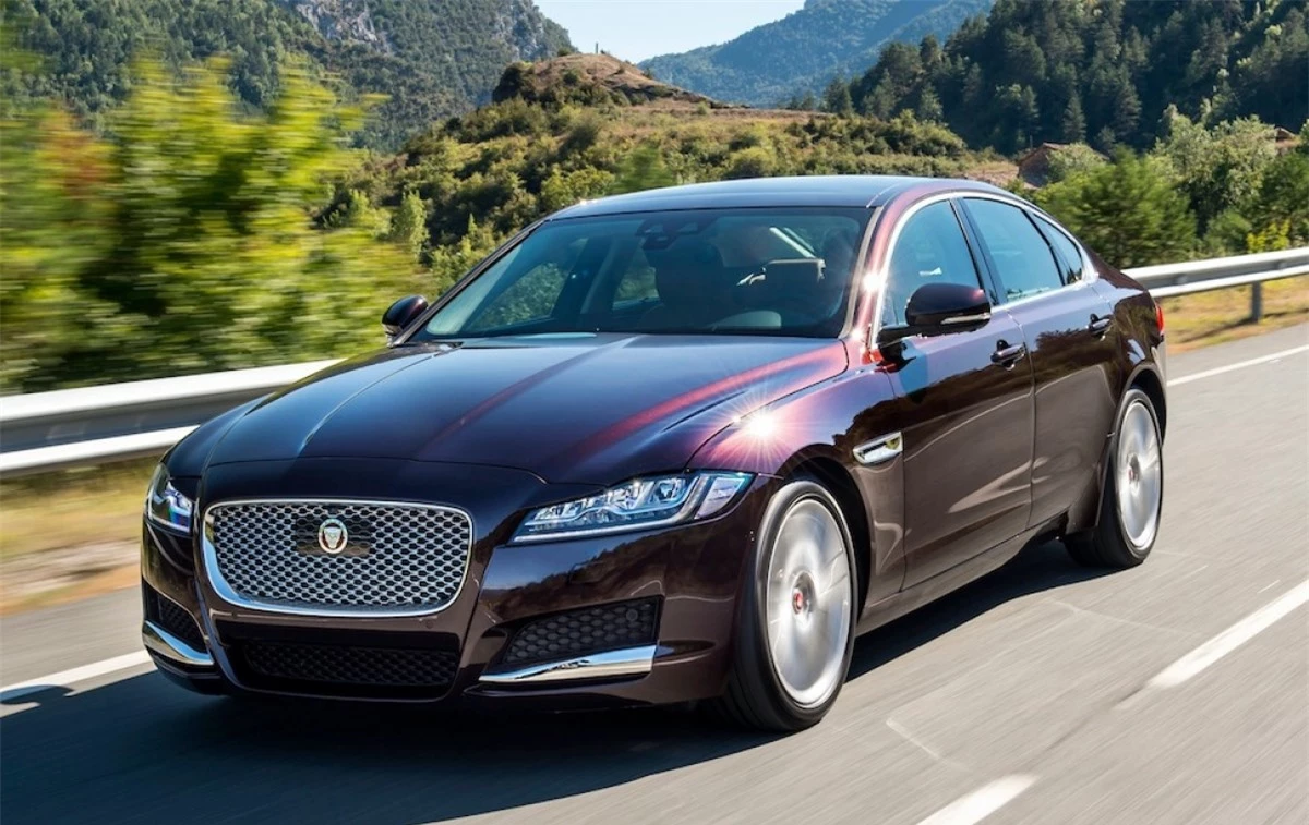 JAGUAR XF R-SPORT gây ấn tượng ở cả ngoại hình và khả năng vận hành