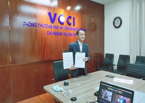  Ông Nguyễn Phương Lam – Giám đốc VCCI Cần Thơ trong đã ký kết vào văn bản hợp tác.