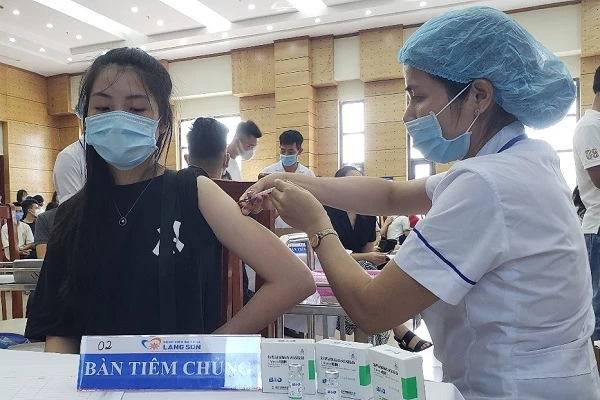 Tiêm vaccine Sinopharm cho người dân tại Bệnh viện đa khoa tỉnh Lạng Sơn. Nguồn ảnh: Sở Y tế Lạng Sơn.