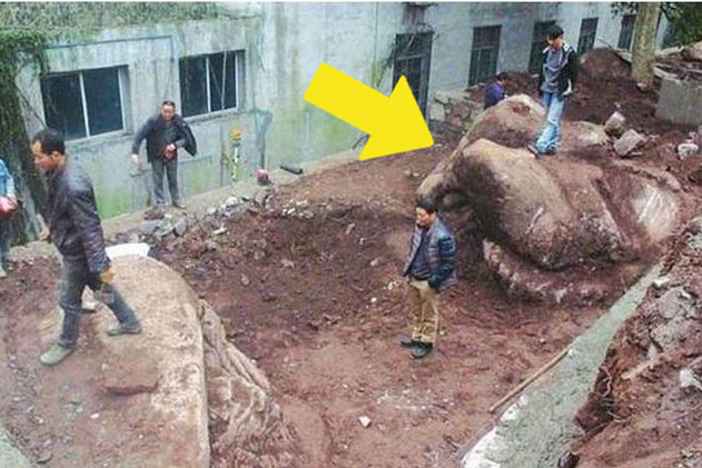 Đào đất tìm thấy tảng đá nặng 20 tấn, người công nhân hốt hoảng: Lại đây xem nó có hình gì!
