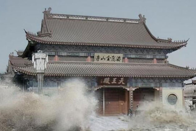 Miếu thần hơn 200 năm tuổi khiến nước lũ cứ đến đây là tự tách thành 2 dòng, nằm giữa lòng sông nhưng chưa một lần bị nhấn chìm