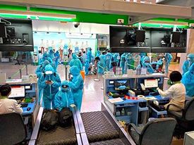 Hàng trăm người dân về tới Hà Tĩnh trên chuyến bay hồi hương