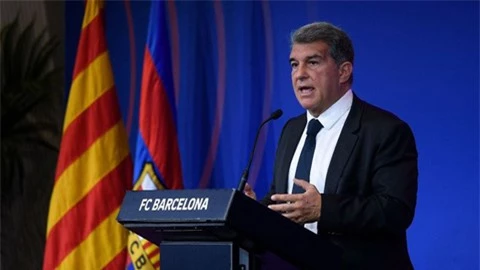 Chủ tịch Laporta họp báo lý giải biến cố Messi chia tay Barca
