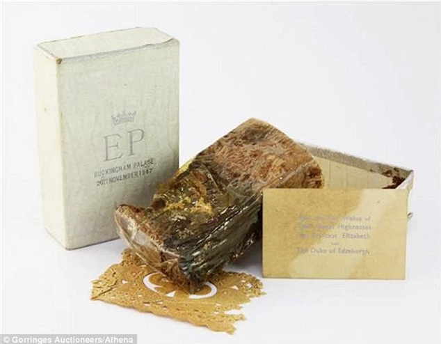 Điều ít biết về chiếc bánh cưới của Nữ hoàng Anh, ẩn chứa bí mật đặc biệt sau 68 năm vẫn ăn được bình thường - Ảnh 3.