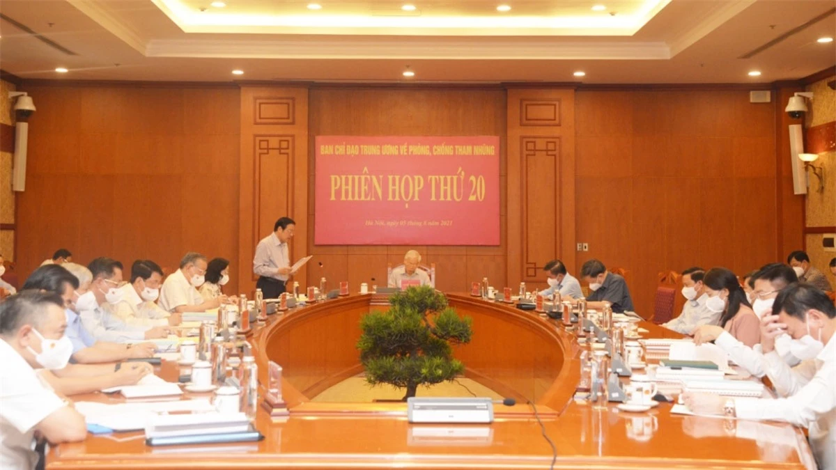 Ông Phan Đình Trạc - Ủy viên Bộ Chính trị, Bí thư Trung ương Đảng, Trưởng Ban Nội chính Trung ương báo cáo tại Phiên họp.
