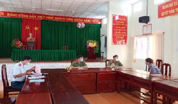 Cơ quan chức năng làm việc với Lê Hoàng Th. tại huyện Càng Long.