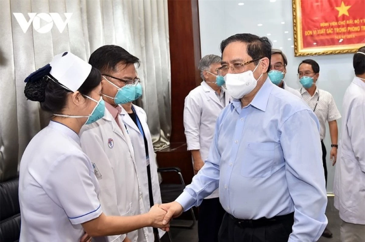 Thủ tướng Phạm Minh Chính đã tới thăm, động viên các lực lượng phòng chống dịch, đội ngũ cán bộ, y tá, bác sĩ tại Bệnh viện Đại học Y Dược TP.HCM.