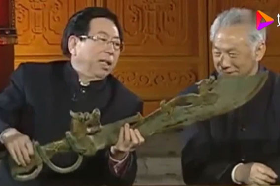 Cô gái mang thanh "đồ long đao" 10kg đi thẩm định, tuyên bố tặng lại cho đất nước, chuyên gia lắc đầu: Không thể nhận!