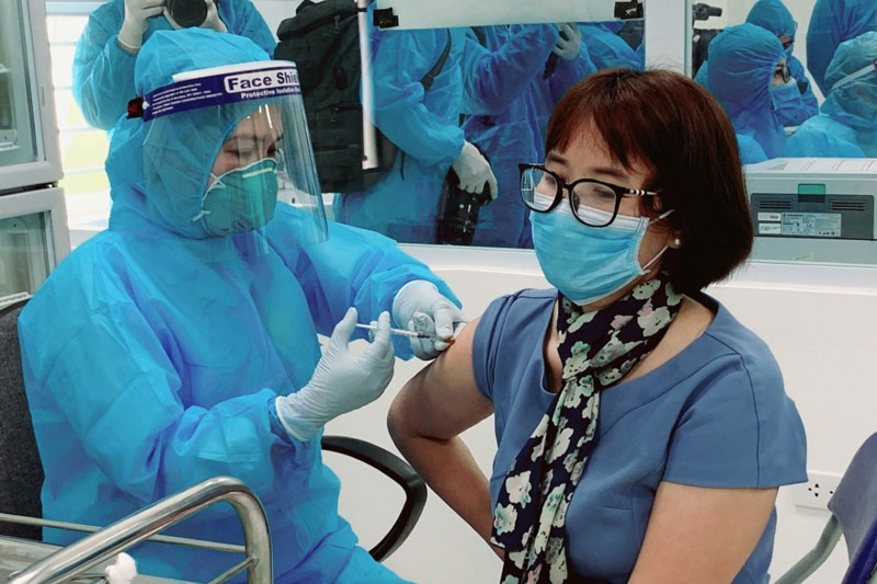 Những người chưa tiêm vaccine COVID-19 có nguy cơ tái nhiễm cao gấp đôi