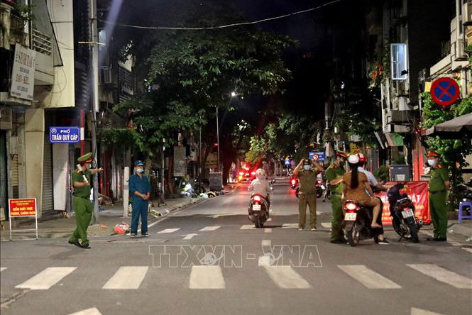 Hà Nội xử phạt hơn 1000 trường hợp vi phạm trong ngày giãn cách thứ 14
