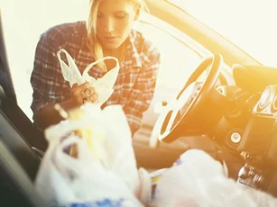 Những vật dụng không nên để trong ô tô trời nắng nóng