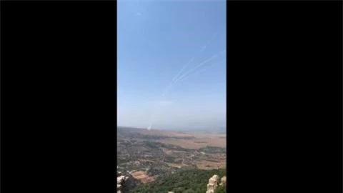 Iron Dome lap cong hiem trong tran mua roket tu Lebanon