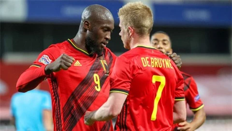 Lukaku (trái) sẽ trở lại Premier League để giúp Chelsea lật đổ Man City của De Bruyne