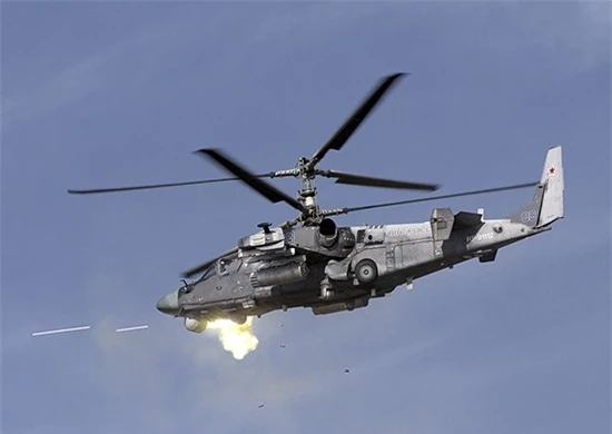 Cùng với thiết kế đặc biệt, kho vũ khí của Ka-52 sở hữu thực sự là cơn ác mộng với tất cả những mục tiêu nó nhắm tới. Cụ thể, Ka-52 được trang bị: 12 tên lửa chống tăng 9K121 Vikhr có tầm bắn 8 km, khả năng xuyên giáp dày 900 mm; 80 rocket 80mm S-24, bom.