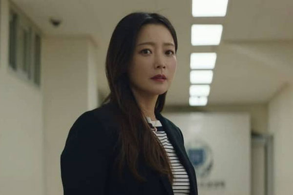 Nửa đêm thấy chồng khóc bên bức ảnh đàn ông, tôi gặng hỏi thì nhận được đáp án sốc óc