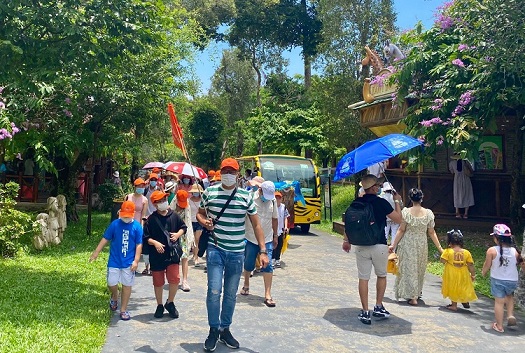 Quy &#x111;&#x1ECB;nh th&#xF4;ng tho&#xE1;ng: V&#xEC; sao h&#x1B0;&#x1EDB;ng d&#x1EAB;n vi&#xEA;n du l&#x1ECB;ch v&#x1EAB;n kh&#xF3; &#x111;&#x1B0;&#x1EE3;c nh&#x1EAD;n ti&#x1EC1;n t&#x1EEB; g&#xF3;i h&#x1ED7; tr&#x1EE3; 26.000 t&#x1EF7; &#x111;&#x1ED3;ng?