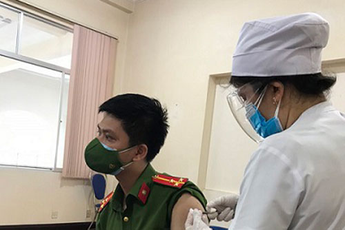  Tình nguyện viên tại điểm tiêm chủng nhiễm SARS-CoV-2, gần 1.000 người liên quan âm tính