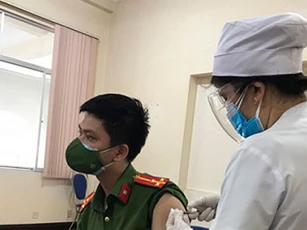 Tình nguyện viên tại điểm tiêm chủng nhiễm SARS-CoV-2, gần 1.000 người liên quan âm tính