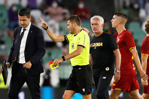 Mourinho cùng 3 học trò phải nhận thẻ đỏ trong trận giao hữu của Roma