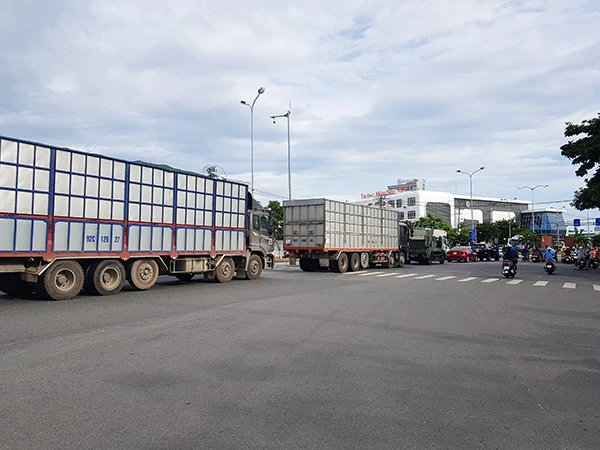 Các xe tải lớn ra cảng Tiên Sa giải phóng hàng hóa tồn đọng trong thời gian Đà Nẵng giãn cách xã hội toàn TP