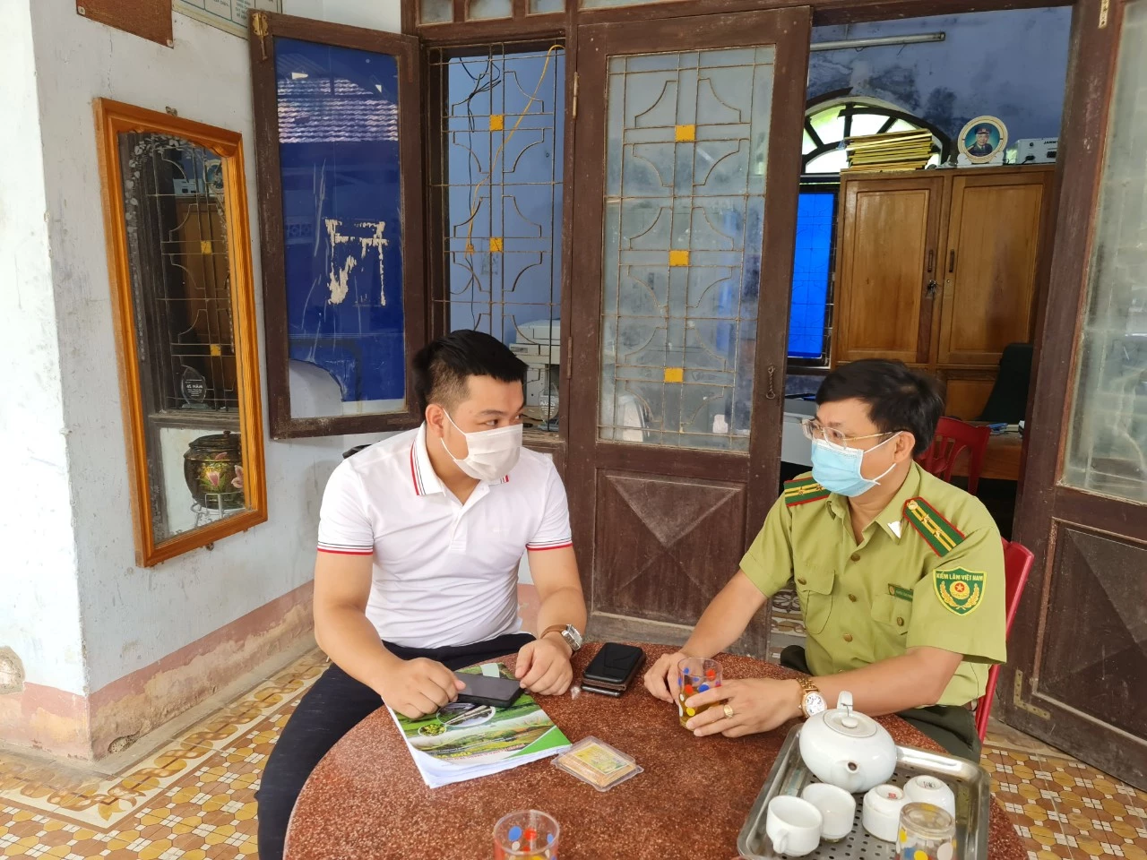 Ông Nguyễn Công Chung - Hạt trưởng hạt kiểm lâm Minh Hóa trao đổi với phóng viên