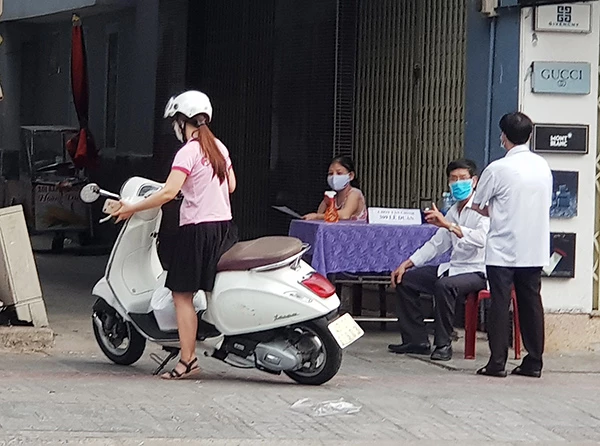 Các khu dân cư trên địa bàn Đà Nẵng được các Tổ COVID-19 cộng đồng giám sát chặt chẽ, chỉ cho phép người dân ra, vào khi thật cần thiết
