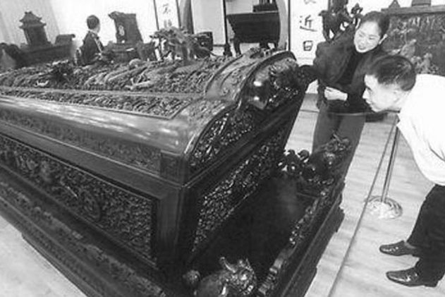 Nước sông cạn kiệt lộ ra một 'loạt quan tài' đen kỳ lạ, chuyên gia thốt lên: "Vàng bạc không là gì so với chúng!"