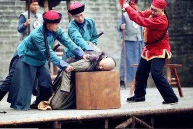 Vì sao trước khi hành hình các đao phủ sẽ phun một ngụm rượu lên thanh đao? Quy tắc ngầm trong nghề ‘ghê rợn’ không phải ai cũng biết