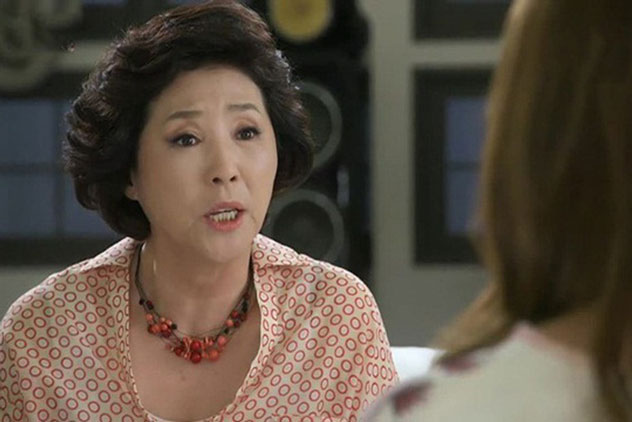 Yêu cầu con dâu về nhà ngoại vay tiền cho em chồng mua nhà, mẹ chồng chưa kịp hả hê đã nhận ngay "món quà" chẳng thể ngờ đến