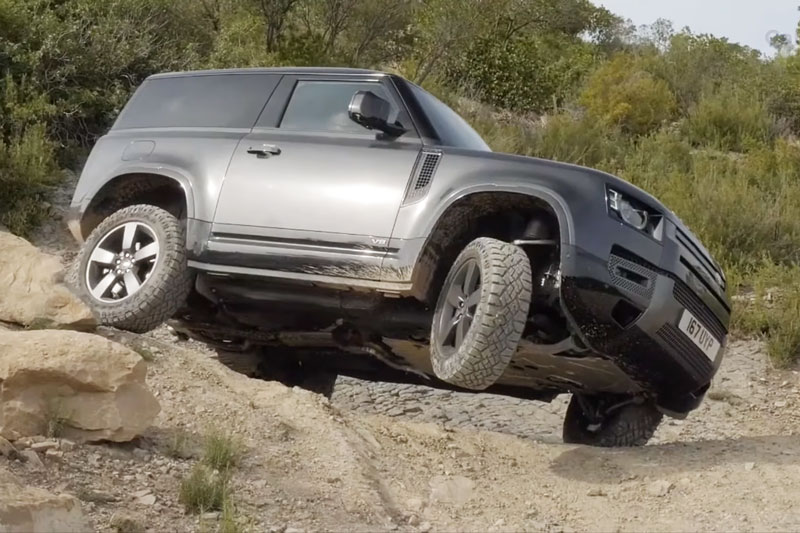 Khám phá khả năng off-road tuyệt đỉnh của Land Rover Defender 90 V8 