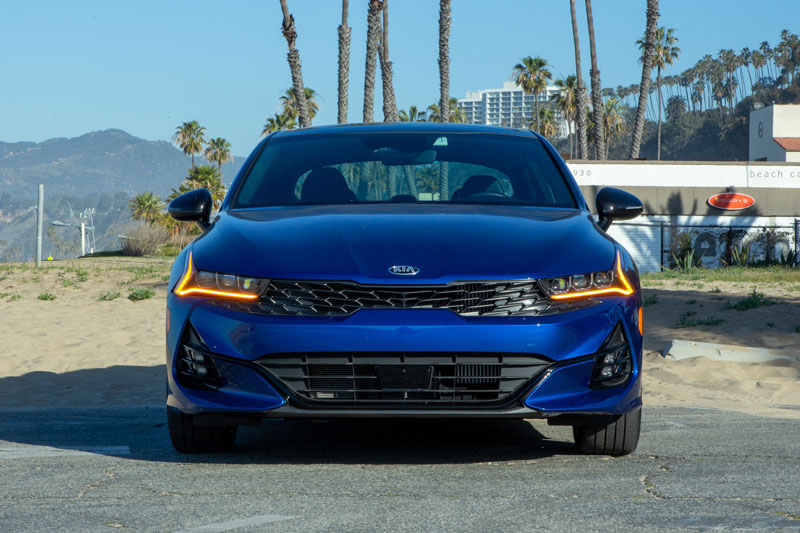 Kia K5 bỏ xa Toyota Camry về doanh số