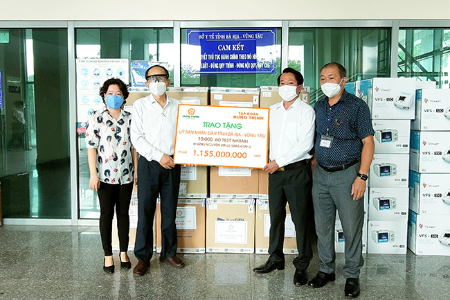 Đại diện Tập đoàn Hưng Thịnh trao tặng 10.000 bộ kit xét nghiệm nhanh SARS-CoV-2 cho Sở Y tế tỉnh Bà Rịa - Vũng Tàu.